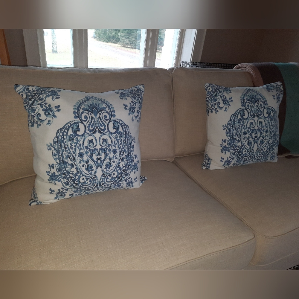 2x Nicole Miller fabric pillows